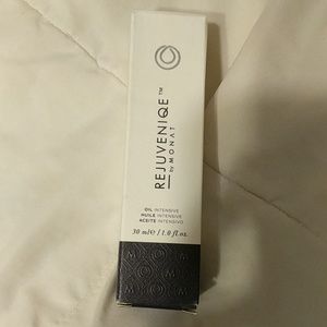 Brand New Unopened Monat Rejuveniqe Oil**